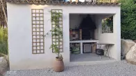 Pool house et espace barbecue alimentés en plomberie dans une maison neuve à Ventabren